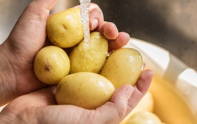 Як за 5 хвилин почистити багато молодої картоплі: прості лайфхаки