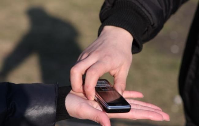 У Києві лжеполіцейський "віджав" у підлітка iPhone