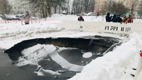 В Киеве посреди дороги провалился асфальт: образовалась огромная яма (фото)