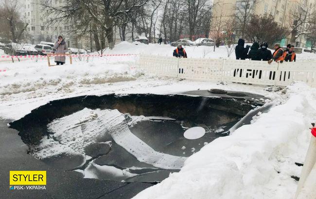 У Києві посеред дороги провалився асфальт: утворилася величезна яма (фото)