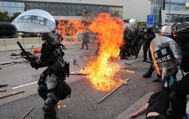 У Гонконзі поліція застосувала сльозогінний газ при розгоні демонстрантів