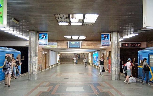 В Киеве на станции метро "Петровка" женщина упала на рельсы
