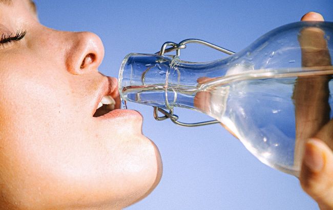Дієтолог розповіла, чи можна пити воду під час їжі