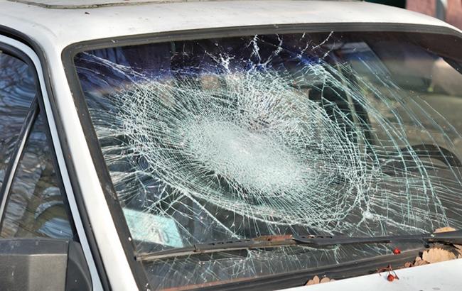 У Києві з Берестейського мосту на автомобіль впав шматок бетону