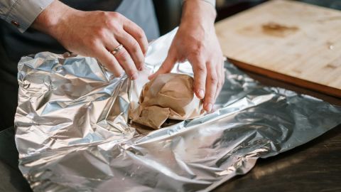 Матовой или блестящей: какой стороной правильно заворачивать продукты в фольгу