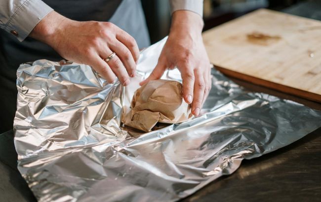 Матовим чи блискучим: яким боком правильно загортати продукти у фольгу