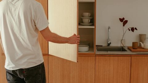 Не зручно, а шкідливо: 6 речей, які не варто зберігати у кухонних шафках