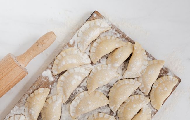 Готуємо вареники з бананом та шоколадом: така страва здивує усіх