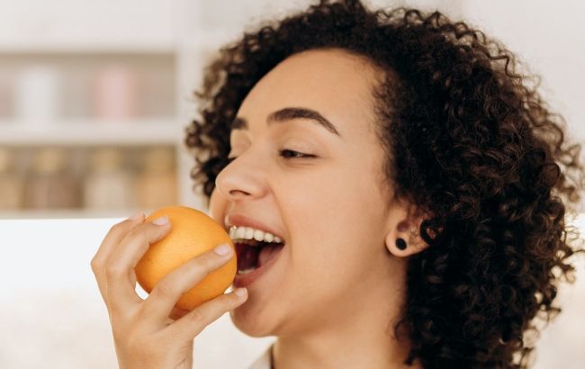 Вітамінна бомба: дієтолог розповіла, як правильно їсти фрукти