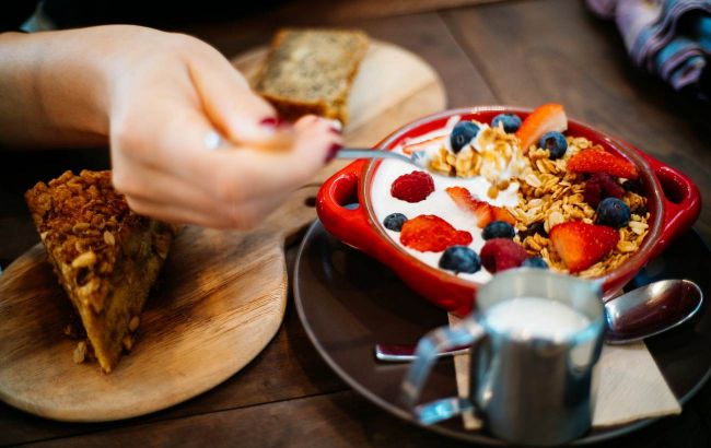 Нутрициолог назвала топ быстрых, полезных и вкусных завтраков для всей семьи