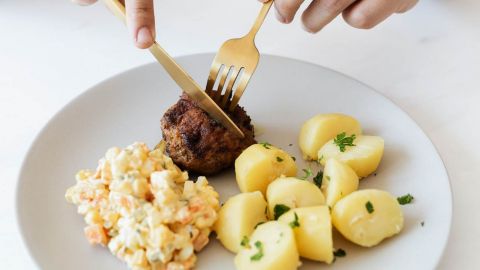 Больше зелени, меньше фруктов: нутрициолог рассказала, как питаться при отеках