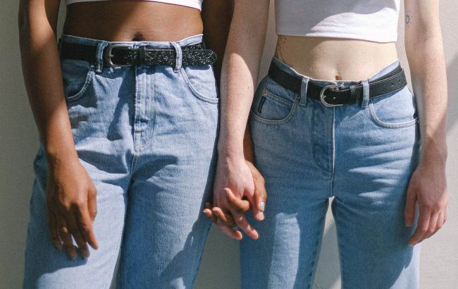 Слоучи, колор блок и варенки: какие джинсы покупать на лето 2021