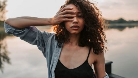 Крім чайних пакетиків: лікар дала дієві поради, як позбутися набряків під очима