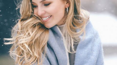 Фактурная вязка и яркий цвет: стилист показала, как правильно выбрать шарф на зиму 2022