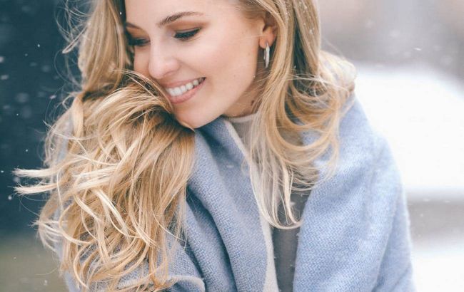 Фактурная вязка и яркий цвет: стилист показала, как правильно выбрать шарф на зиму 2022