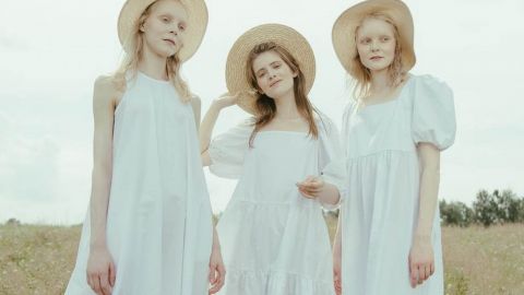 Абсолютный тренд: стилист показала, как носить платье-парашют летом 2021