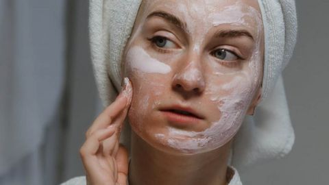 Заражения и инфекции: косметолог рассказала всю правду про чистку лица