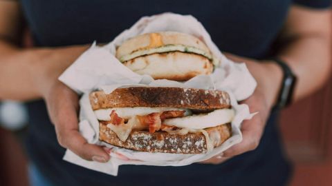 Цей бутерброд є корисним для всіх: покращує гормональний фон та продовжує молодість