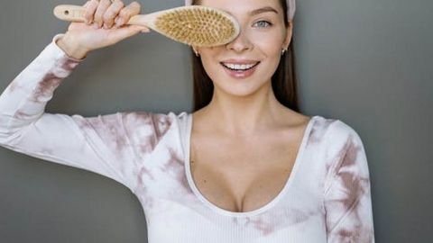 От целлюлита и гиперкератоза: почему сухой массаж щеткой - самый эффективный