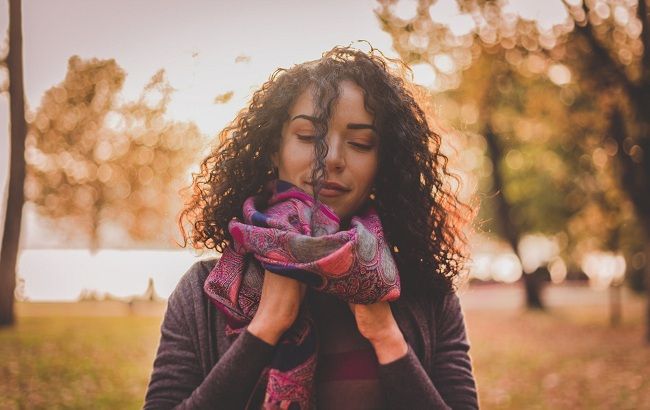 Як стильно носити шарф: модні поради від фешн-експерта