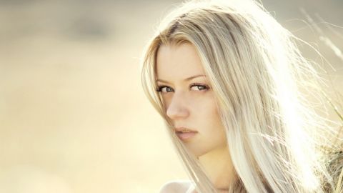 Блондинкам на заметку: как правильно ухаживать за осветленными волосами