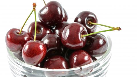 В Україні почався сезон вишні: за скільки продають ягоду