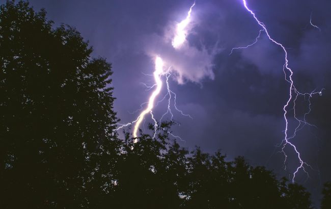 Грозы и молнии накроют Украину: как спастись во время непогоды