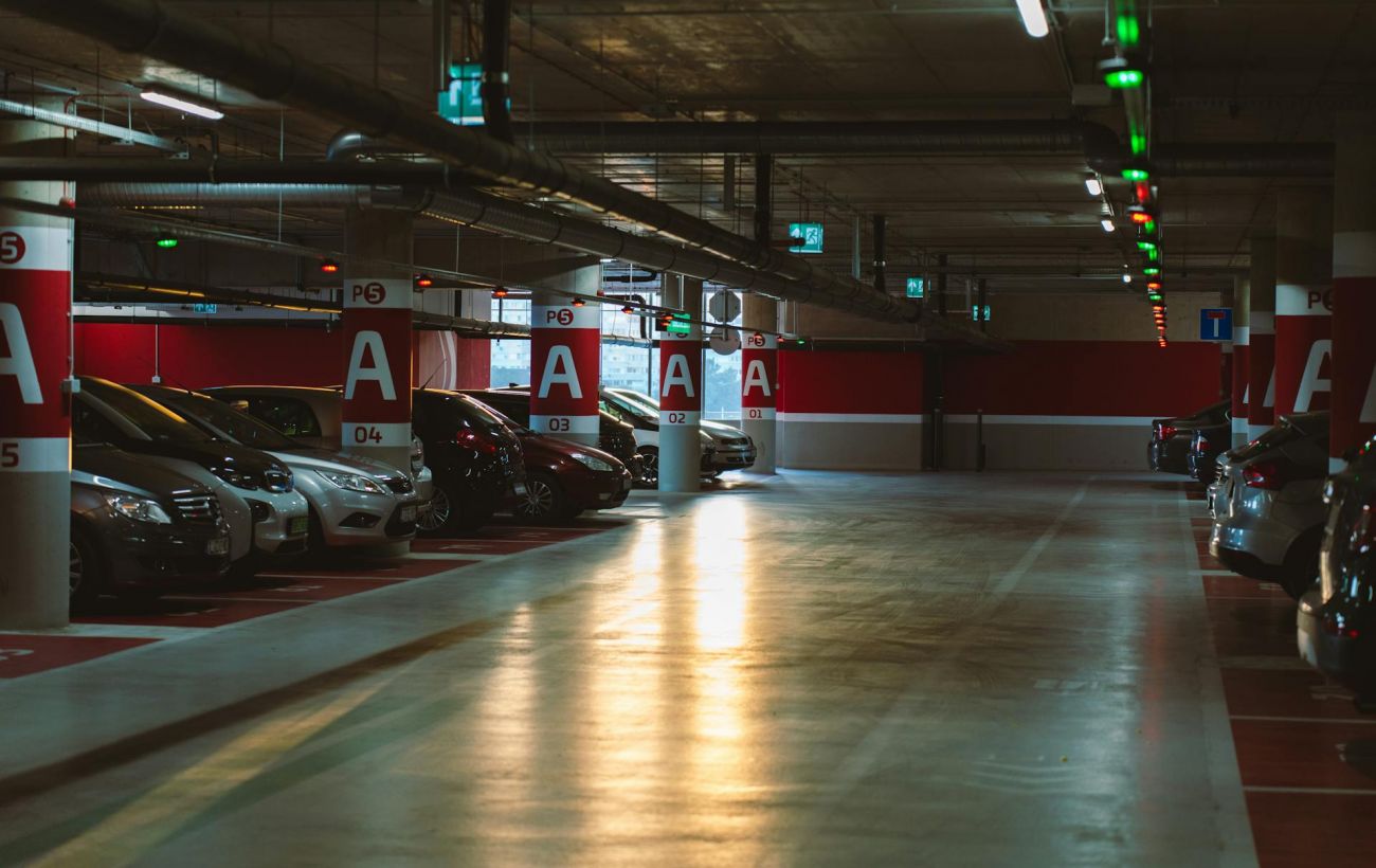 Київ більше не лідер: де у передмісті столиці за паркомісце просять понад мільйон гривень