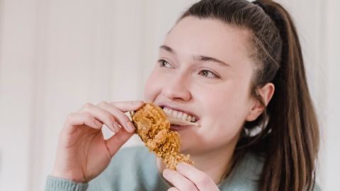 Как перестать заедать усталость и стресс: пошаговый план от нутрициолога