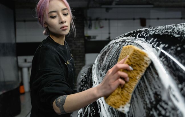 Ні запахів, ні бруду: 7 лайфхаків, як швидко та легко прибрати салон автомобіля