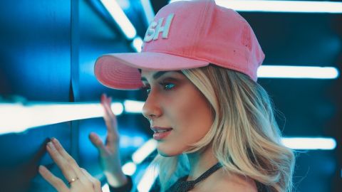 Самый модный аксессуар сезона: стилист рассказала, как носить бейсболку