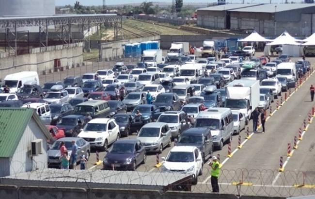 В портах Керченской переправы собралось почти 1,5 тысячи автомобилей