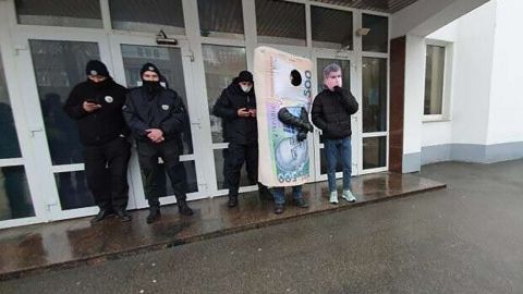 У Києві влаштували незвичайний перфоманс: показали, як "проскочити" повз санкції