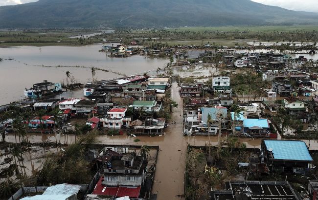 Филиппины накрыл мощный тайфун: фото и видео разрушающей стихии