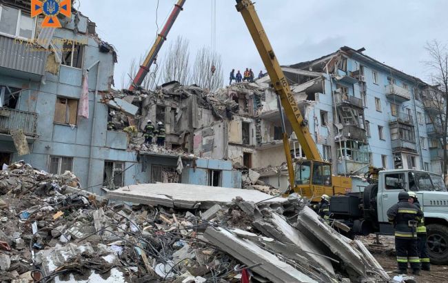Ракетный удар россиян по Запорожью: из-под завалов достали еще два тела