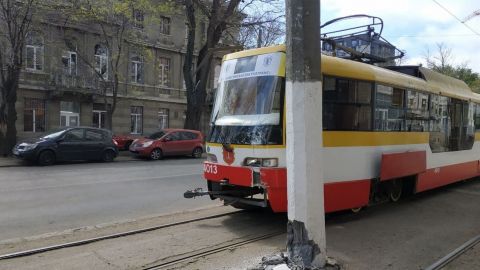 В Одессе трамвай сошел с рельсов и врезался в столб