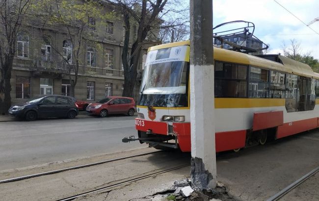 В Одесі трамвай зійшов з рейок і врізався в стовп