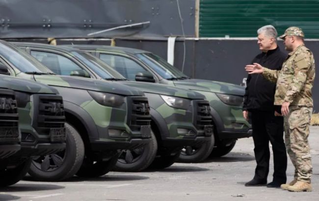 Стало известно, сколько структуры Порошенко передали в поддержку армии и пострадавших украинцев