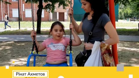 Маленькая переселенка из Лисичанска снова слышит благодаря проекту Рината Ахметова