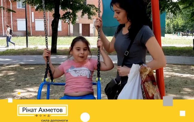 Маленькая переселенка из Лисичанска снова слышит благодаря проекту Рината Ахметова