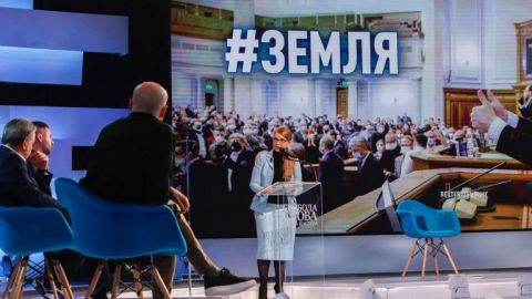 Тимошенко: закон о рынке земли не спасает страну от дефолта