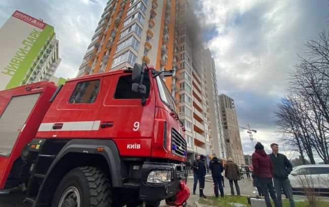 В Киеве горит многоэтажка. Людей массово эвакуируют