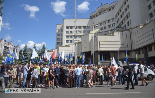 Возле КСУ протестуют против отмены закона о люстрации