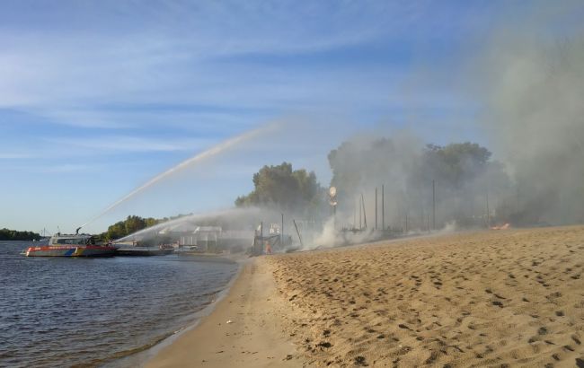 В Гідропарку в Києві горить пляжний комплекс