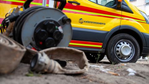В центре Киева произошел прорыв теплотрассы. Без горячей воды остались 4 дома