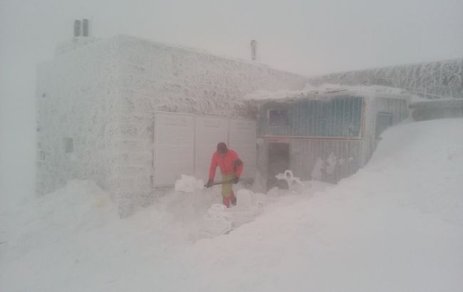 В Карпатах выпало более 1,5 метра снега