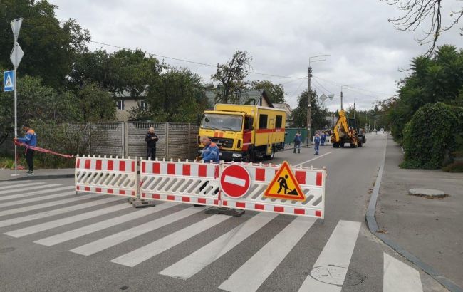 У Києві перекрили вулицю через прорив тепломережі