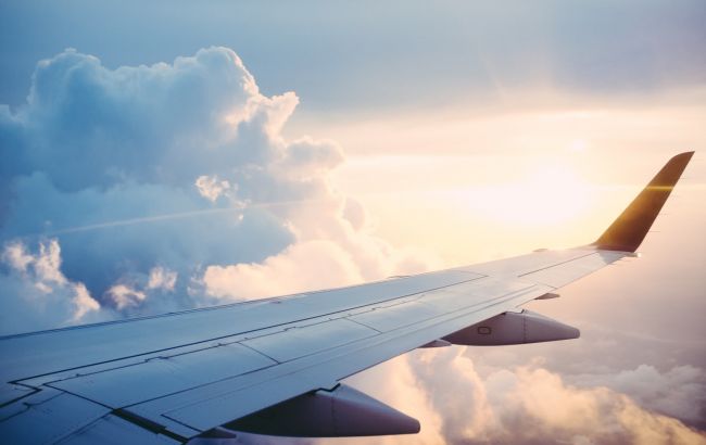 Необычный случай. Пилот самолета написал слово "Relax" в небе у границы с Украиной