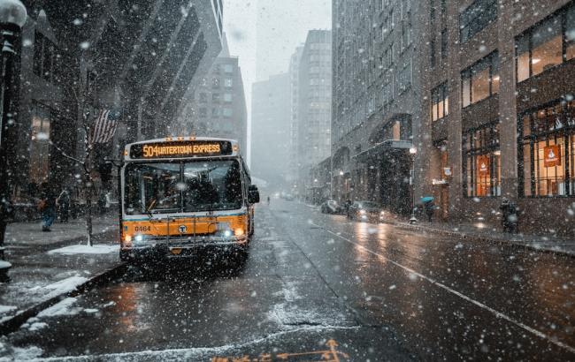 Снегопад в Киеве парализовал движение транспорта