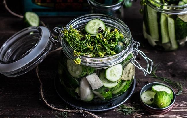 Лучше таблеток: почему рассол и кисломолочные продукты помогают при похмелье